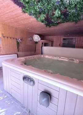 Jacuzzi intérieur sous loggia en bois au Domaine de Stella