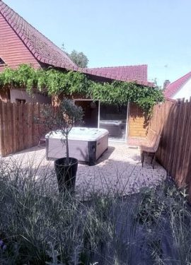 Bain à remous extérieur sur terrasse pavée au Domaine de Stella