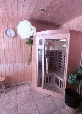 Sauna intérieur traditionnel en bois décoré au Domaine de Stella